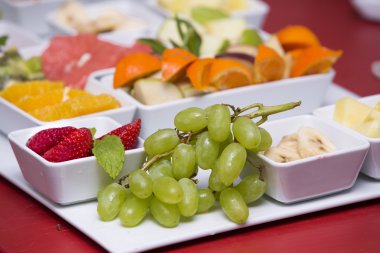 Renkli meyve salatası. Elma, armut, muz, mandalina, armut ve nar meyve salatası. Taze yaz yemek. Taze salata meyve ve çilek farklı tür. Sığ dof.