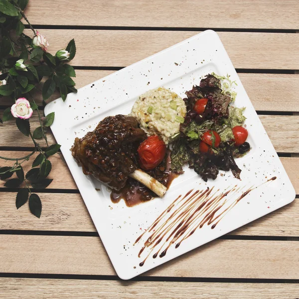 ızgara biftek domates ile. Gurme ana Entree sahası ızgara kuzu biftek baharatlı biber sosu ile. domates soslu havuç ve patates/sığır eti kaldereta ile sığır eti