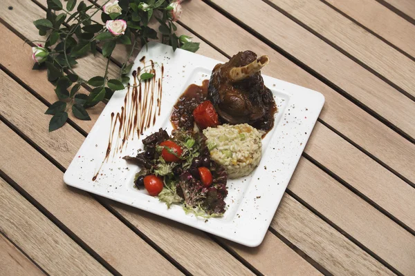 Manzo grigliato con pomodoro. Gourmet portata principale Entree Bistecca di agnello alla griglia con salsa piccante Pepe. manzo con salsa di pomodoro carote e patate / manzo kaldereta — Foto Stock