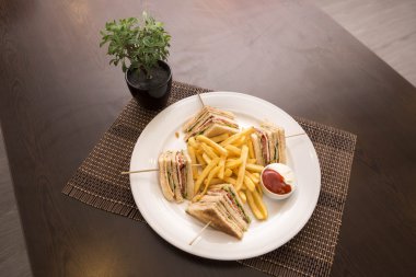 Club sandviç, pastırma, jambon, domates, peynir, marul, fotoğraf ve zor bir durum ve iki kiraz domates ile süslenmiş. Sandviçle tanışın, sebze ve hardal huysuz taze dilimlenmiş siyah ekmek üzerinde