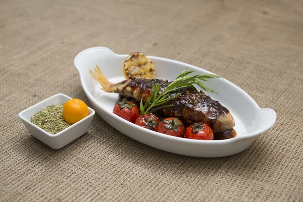 Gegrillter Fisch mit Gemüse. Räucherfisch auf Teller auf Holztisch — Stockfoto