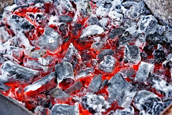 Brasas no braseiro. Brilhante brasas cintilantes em um braseiro como fundo. Close Up of Red Hot Coals in Pit of Barbecue Leitura de grelhador para cozinhar ao ar livre. Macro — Fotografia de Stock