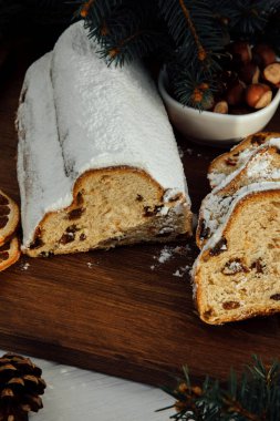 Noel ağacının yeşil dallarıyla ahşap bir tahtanın üzerinde çalınmış Noel ağacı. Noel arkaplanı, Noel tatlısı