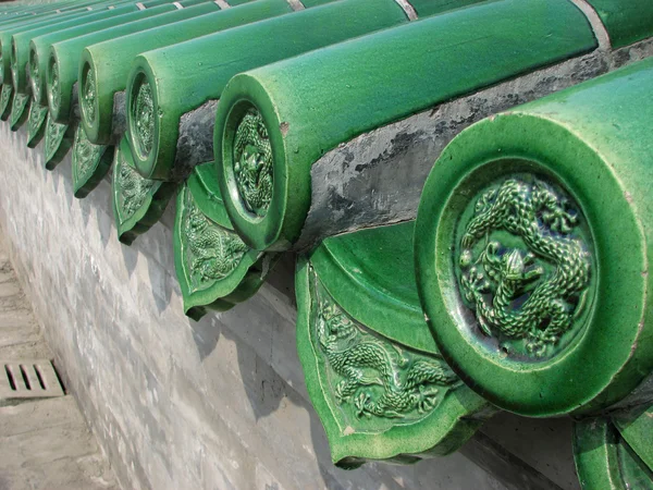 Yakın çekim yeşil aracın üstüne kazınmış dekor hayvan ejderha