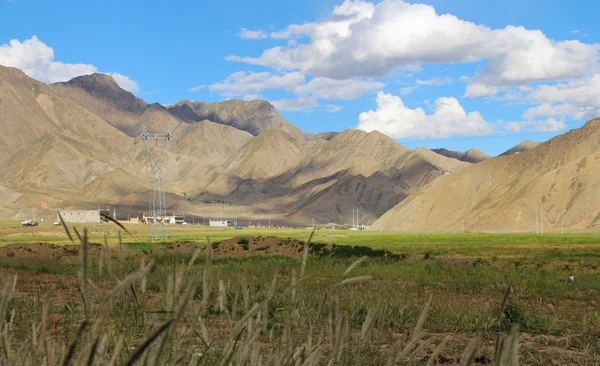 Dağ ve arpa ile Tibet köy görünümü — Stok fotoğraf