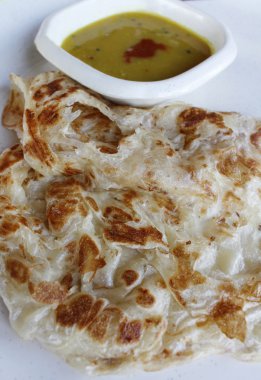 Düz roti canai köri sosu ile