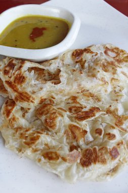 Düz roti canai köri sosu ile