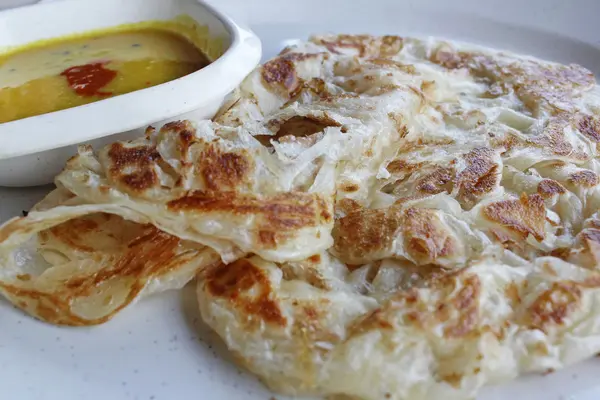 Roti canai biasa dengan saus kari — Stok Foto