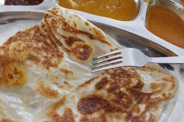 Roti canai veya pan kızarmış gözleme içeren muz