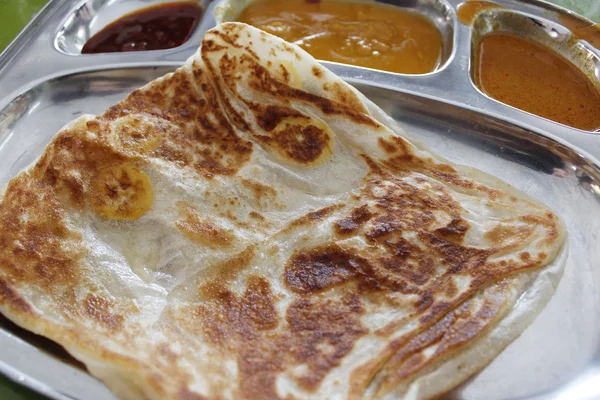 Roti canai veya pan kızarmış gözleme içeren muz
