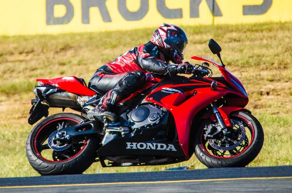 Motor Rider op Sydney Motorsport Park Circuit — Stockfoto