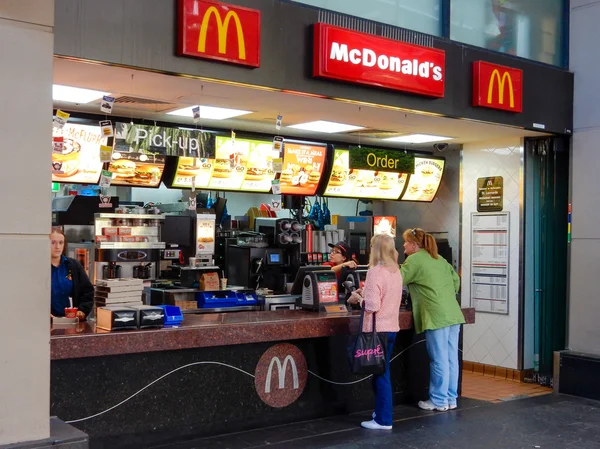 MC Donalds ресторан в Санкт-Leonards, Сідней — стокове фото