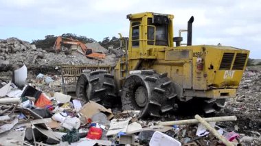Kimbriki kaynak kurtarma merkezi / Kimbriki ipucu / atık kurtarma merkezi / geri dönüşümlü malzemeler / Kompaktör / çöp / stok Video görüntüleri