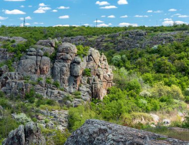 Güneşli bahar gününde granit kanyon manzarası