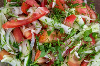 Yakın plan. Taze sebzeler ve otlar, benzersiz bir şablon oluşturmak için bıçakla kesilmiş..