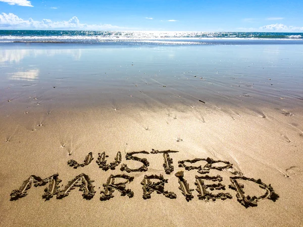 Acabo de casarme escrito en arena con el mar y el cielo en el fondo — Foto de Stock