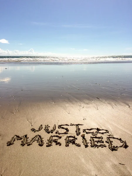 Acabo de casarme escrito en arena con el mar y el cielo en el fondo —  Fotos de Stock