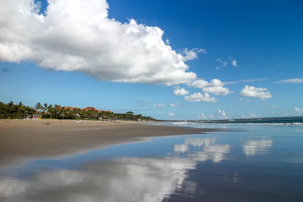 Riflessione del cielo nell'acqua a Bali, Indonesia — Foto Stock