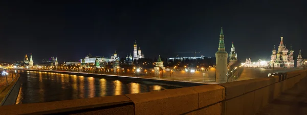 View of the Kremlin from the Bolshoy Moskvoretsky bridge — Stock Photo, Image