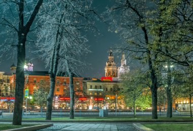      Bolbi Tiyatrosu yakınındaki parkta akşam 