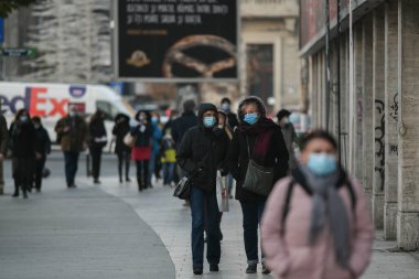 Bükreş, Romanya - 24 Kasım 2020: Romanya 'nın Bükreş kentinde meydana gelen COVID-19 enfeksiyonuna karşı maske takan insanlar