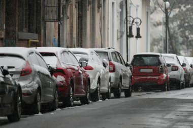 Soğuk bir günün ardından arabalar karla kaplandı..