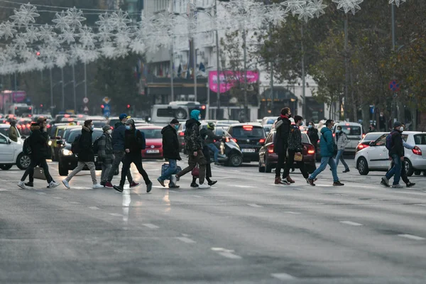 Bucarest Rumania Noviembre 2020 Personas Calle Con Máscaras Para Protegerse — Foto de Stock