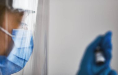 Elinde Coronavirus aşısı tutan kadın doktor - covid-19 sağlık konsepti