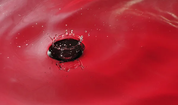 Κόκκινο νερό παφλασμών — Φωτογραφία Αρχείου