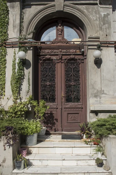 Stare drzwi w Bukareszcie — Zdjęcie stockowe