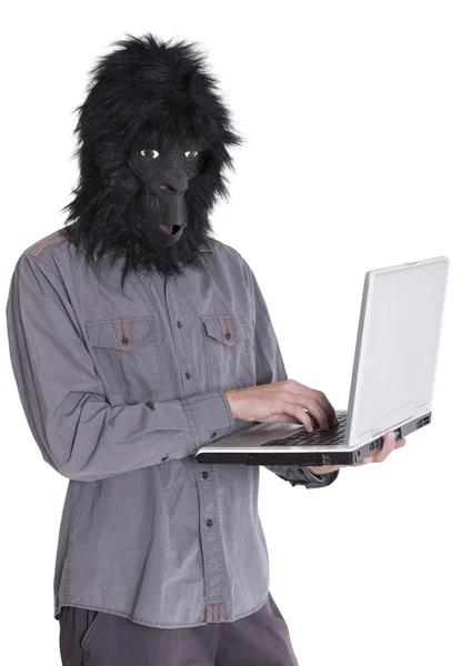 Man met gorilla masker werken — Stockfoto