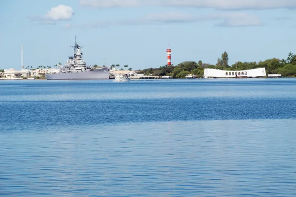 USS Missouri and USS Arizona Memorial with shuttle boat — Stock Photo, Image