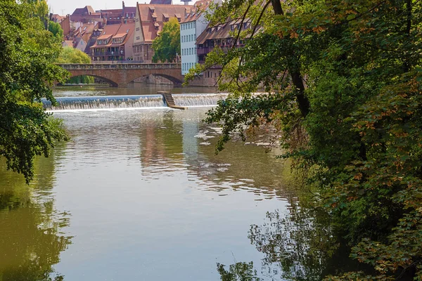 Haller Köprüsü yakınlarındaki eski kasabaya Pegnitz nehri giriyor.