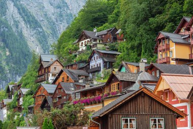 Yayın: HALLSTATT, UPPER AUSTRIA, AUSTRIA, 17 Ağustos 2020 - Hallstatt Evleri köy merkezinden görülen dağ yamacına yaslanıyor