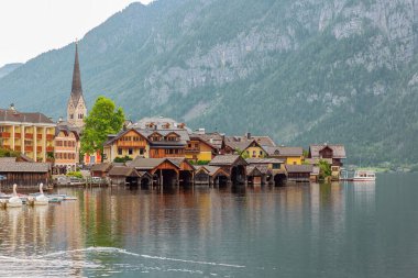 Köyün girişinden görünen kayıkhaneli bir salon.