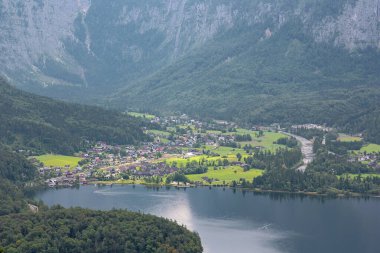 Yukarıdan Obertraun 'a yakın. Hallstatt hava yürüyüşünden görünüyor.