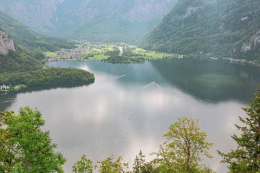 Hallstatter, karşı kıyıda Obertraun 'la birlikte Hallstatt hava yürüyüşünden görünüyor.