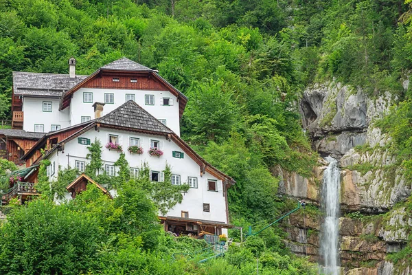 村の中心部から見たハルシュタットの牧歌的な滝 — ストック写真