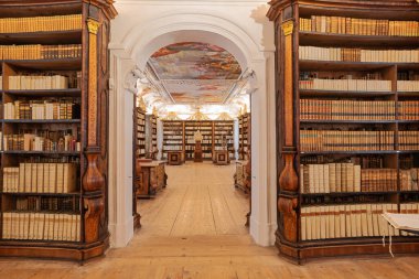Editör: KREMSMUNSTER, UPPER AUSTRIA, AUSTRIA, 18 Ağustos 2020 - Kremsmunster Manastırı 'nın kütüphanesinin içi