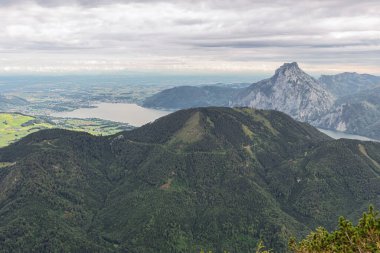 Gmunden 'den Ebensee' ye kadar olan Traunsee, Feuerkogel teleferiğinin dağ istasyonundan görüldü.