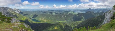 Alpler öncesi Traunsee, Vorderer Langbasee ve Attersee Panorama, Alberfeldkogel 'in zirvesinden görüldü.