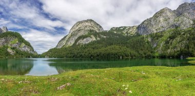 Hinterer Gosausee 'nin kuzey yönündeki panoramik görüntüsü, Holzmeister Alm' den görüldü.