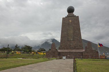 Ağır gökyüzü La Mitad del Mundo üzerinde.