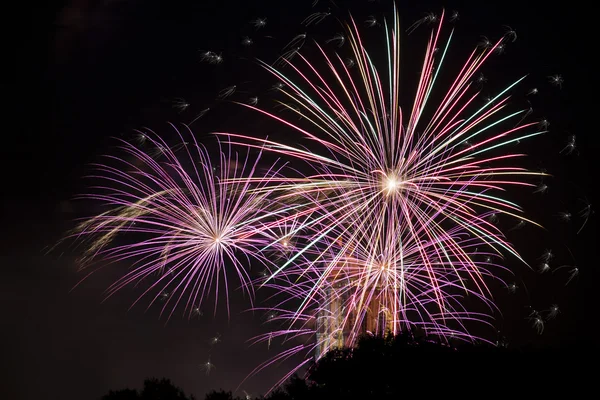 Feu d'artifice rouge vert et orange avec étoile scintillante — Photo