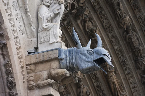 Vízköpő a Notre-Dame katedrális oldali falra — Stock Fotó