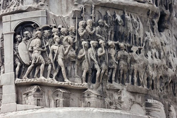 Vojáci na Marcus Aurelius sloupce — Stock fotografie