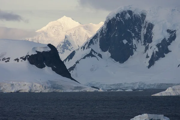 Alba sulla penisola antartica vicino allo stretto di Gerlache — Foto Stock