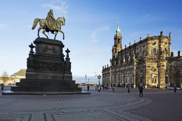 La Theaterplatz con la estatua del Rey Juan de Sajonia — Foto de Stock