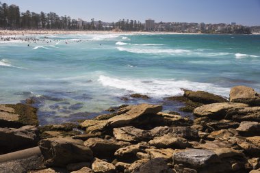 Manly Beach üzerinde kırma dalgalar