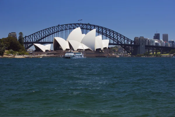 The Opera House "under" the Harbour Bridge from Mrs. Macquairie's Point — Stock Photo, Image